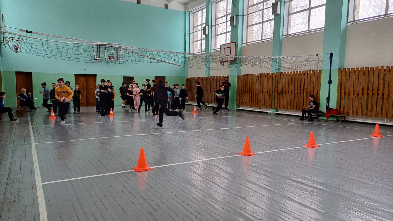 Спортивные соревнования в школьном лагере.