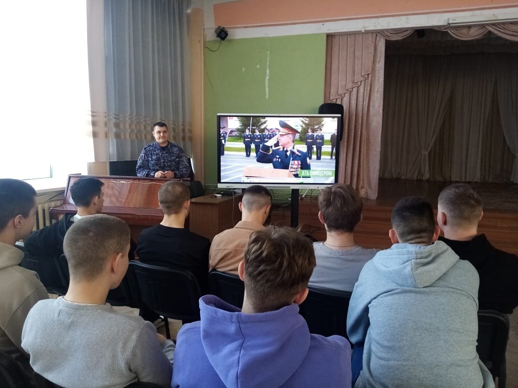 Юноши старших классов встретились с представителями национальной гвардии РФ. Сотрудники познакомили с информацией о поступлении в военные вузы страны.