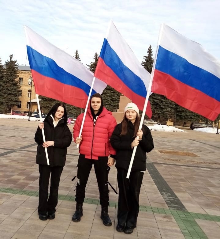 Учащиеся МБОУ СШ №20 приняли участие в торжественном митинге, посвящённом воссоединению Крыма с Россией..
