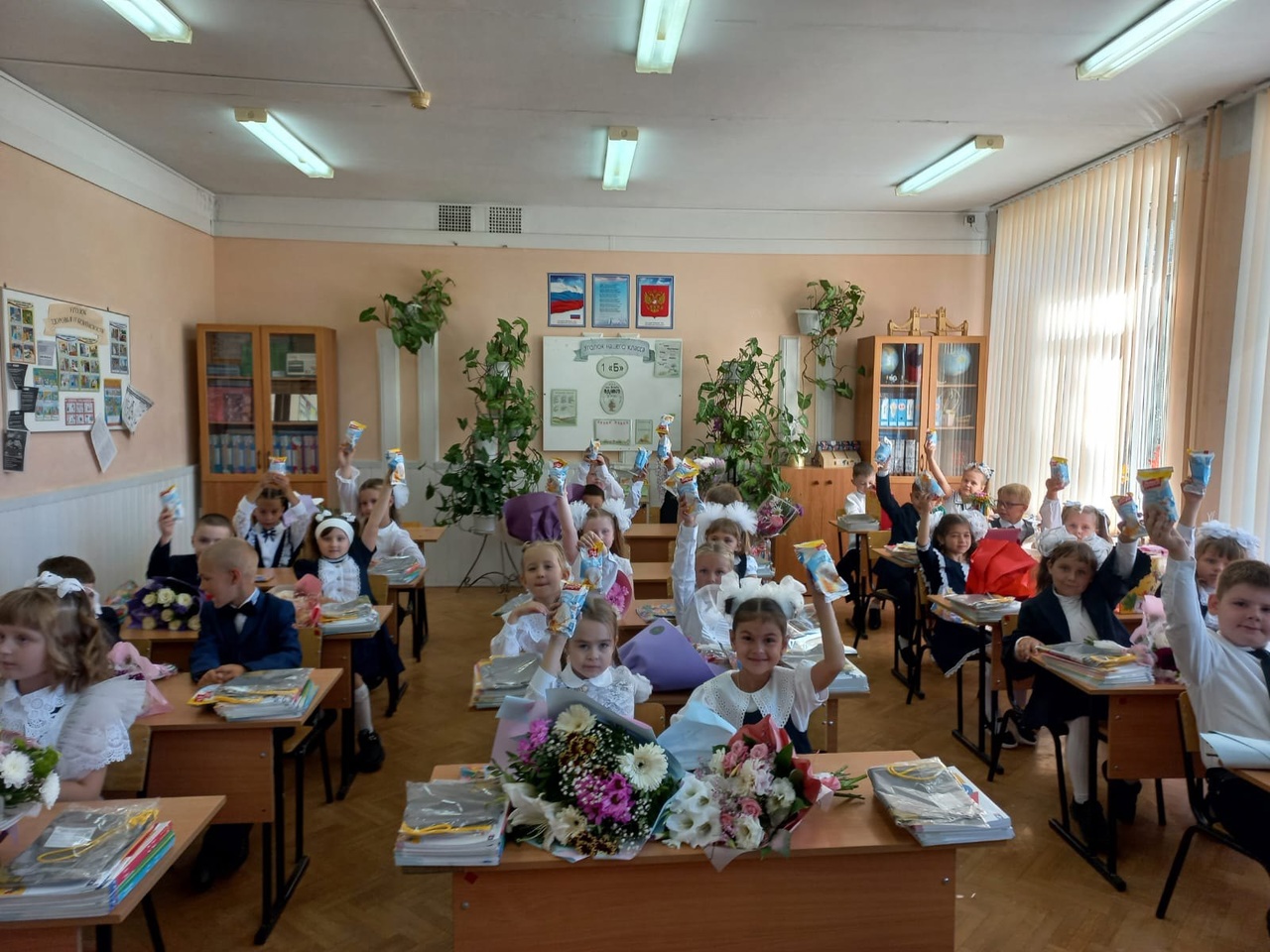 Приятным завершением Дня знаний для учащихся 1-5 классов стал подарок от ВРИО губернатора Д.В.Миляева - вкусное мороженое!.